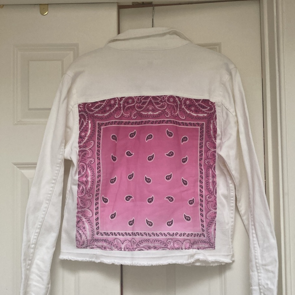 Htrailz White and Pink Paisley Women's Jacket